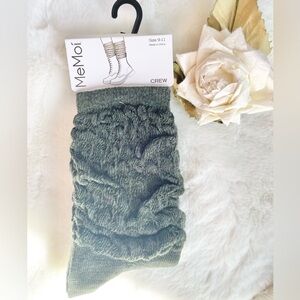 New with tags MeMoi Forest Green SCRUNCH CREW SOCKS. Size 9-11 PERFECT FOR FALL